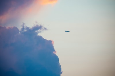 天空中的飞机和雨云